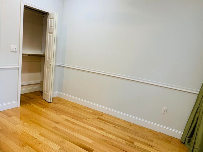 Foto del edificio - 136 Newark Ave