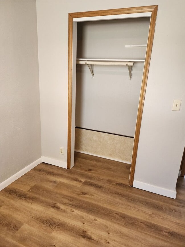 Building Photo - 1531 E 5th St