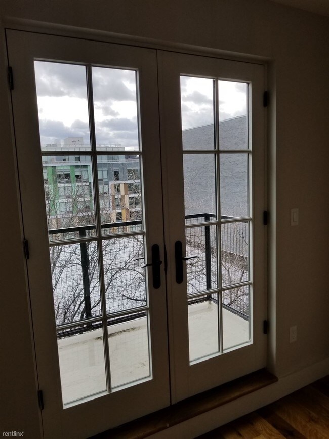 Building Photo - 4 br, 2 bath  - 234 N 11th St 4