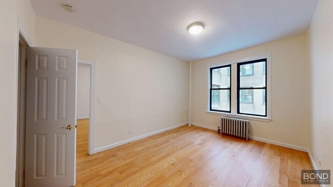 Building Photo - 218 W 10th St