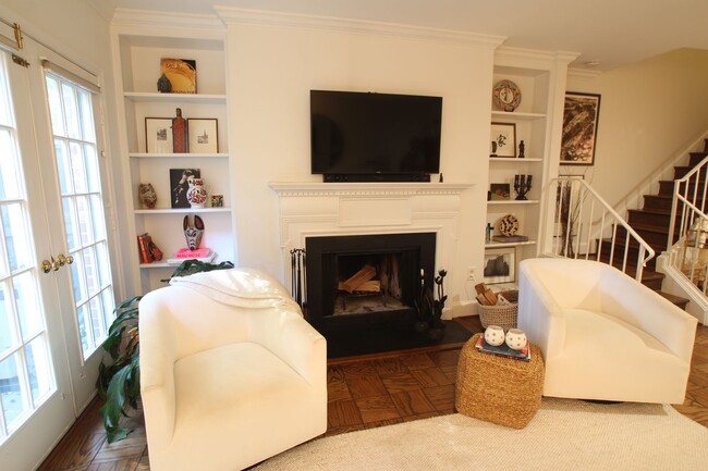 Foto del edificio - Wesley Heights Spacious 2 bedroom, 2.5 Bat...