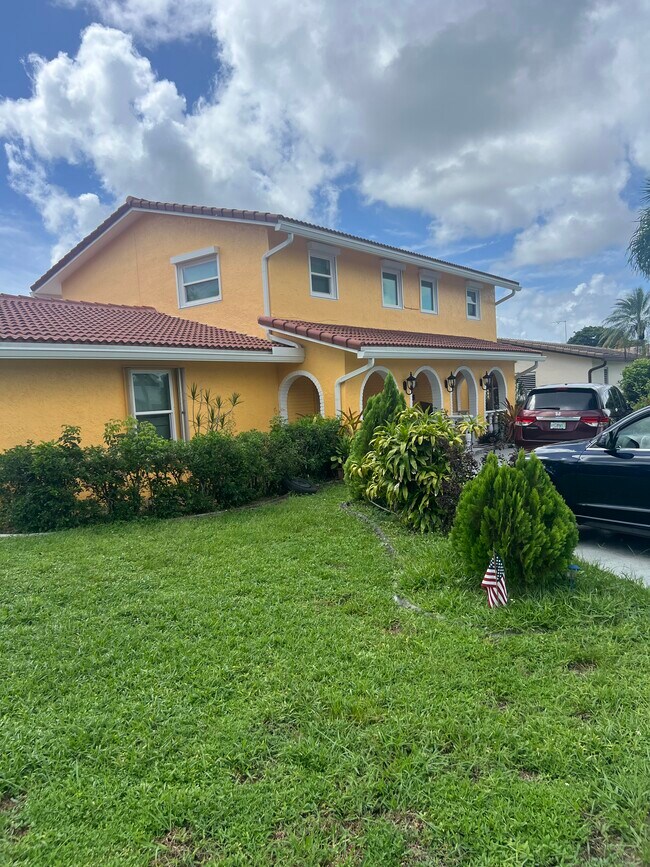 Building Photo - 4000 NW 9th Ct