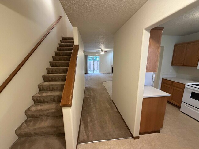 Photo - 3 Bedroom / 1.5 Bathroom Duplex Unit - Nearby Transportation, Milwaukie Marketplace and King Road... Apartment