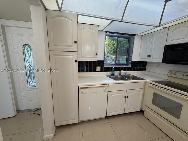 Building Photo - 107 Waterway Dr S