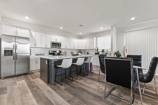 Building Photo - 500 S Soho Ln