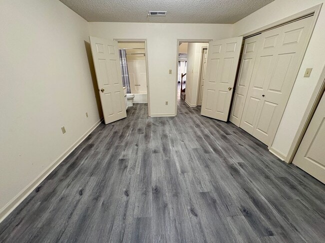Building Photo - 5490 Sleepy Hollow Dr