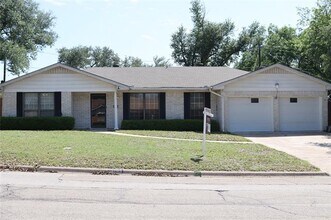 Building Photo - 3205 Pin Oak Dr