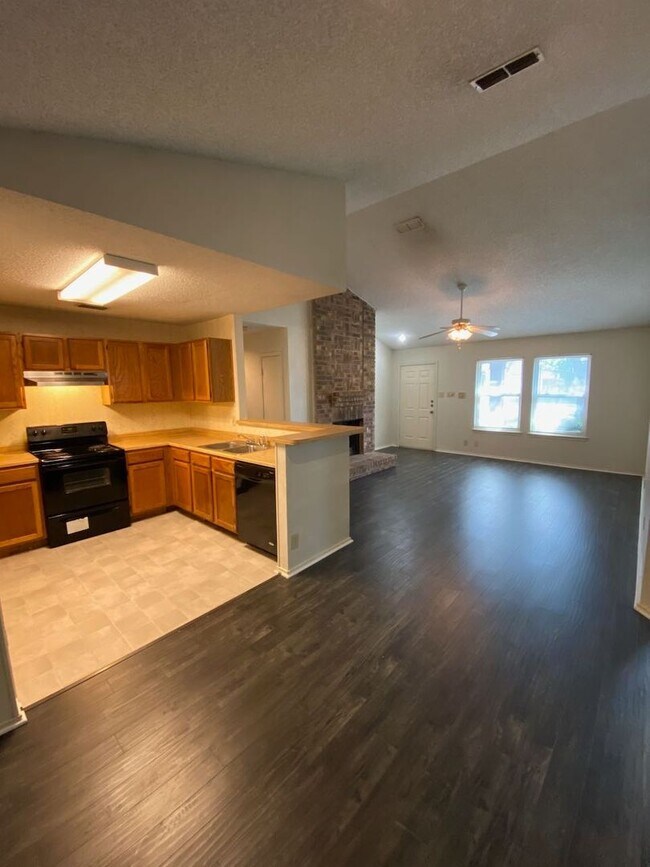 Building Photo - Northwest Crossing