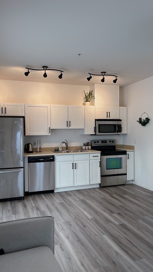 Full kitchen w/ stainless steel applicances - 2840 SW Raymond St Apartment