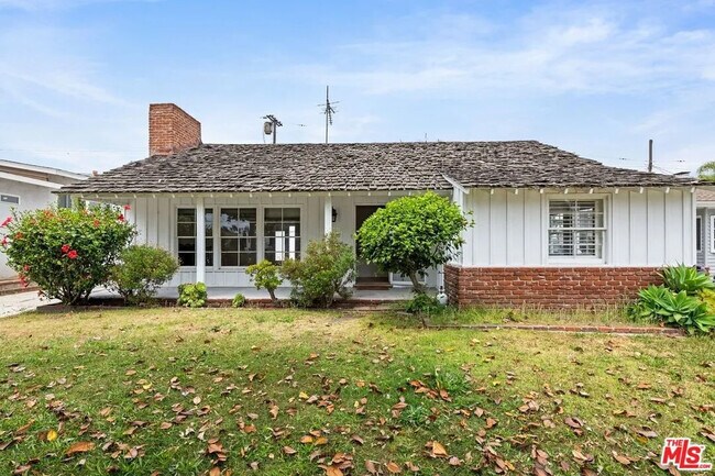 Frente - 7323 W 90th St