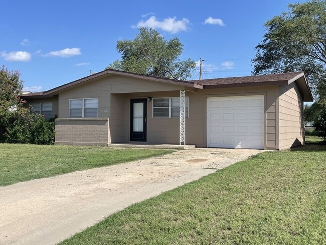 Building Photo - Newly renovated 3/1 with fenced back yard ...