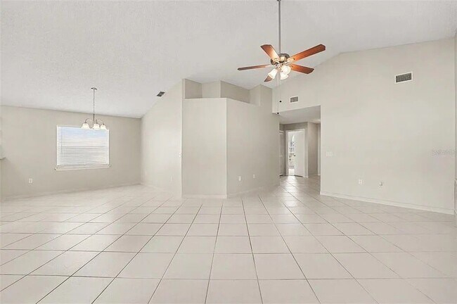 Building Photo - 204 Kingshill Ct SE
