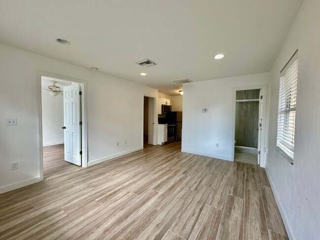 Foto del edificio - 4241 Tarpon Ave