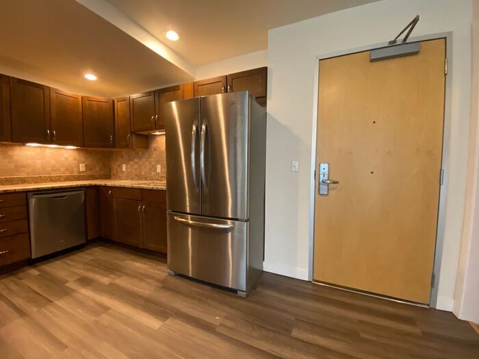 Foto principal - $2,575 | 1 Bedroom, 2 Bathroom Condo | Pet...