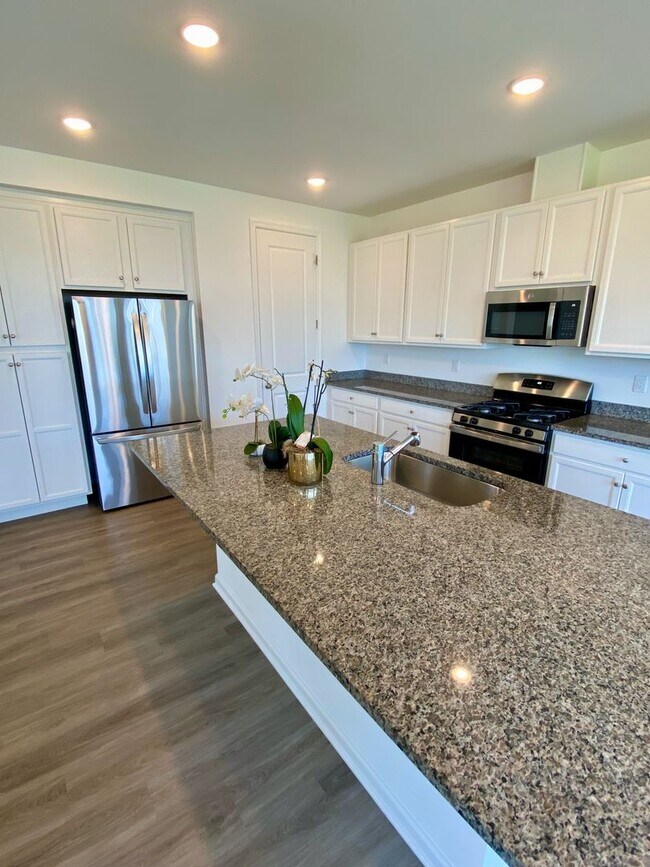 Foto del edificio - Brand-New Luxury Home in Howell – Move-In ...