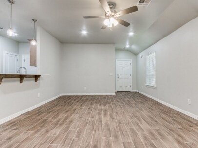 Building Photo - 620 Maleah Pl