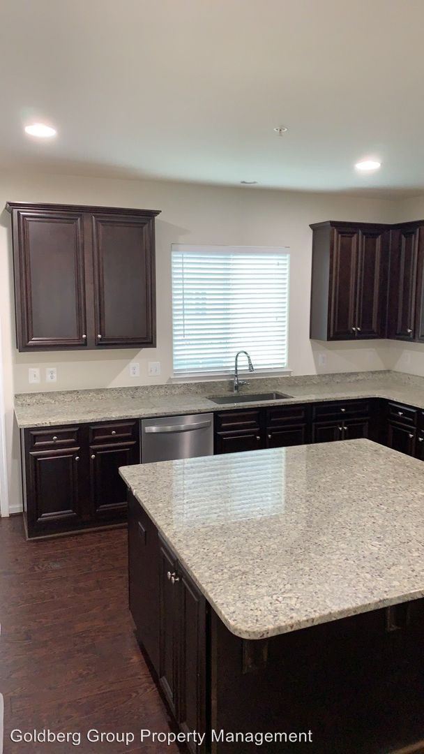 Foto del edificio - 12841 Clarksburg Square Rd