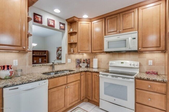 Foto del edificio - Beautiful Townhome Walking Distance to the...