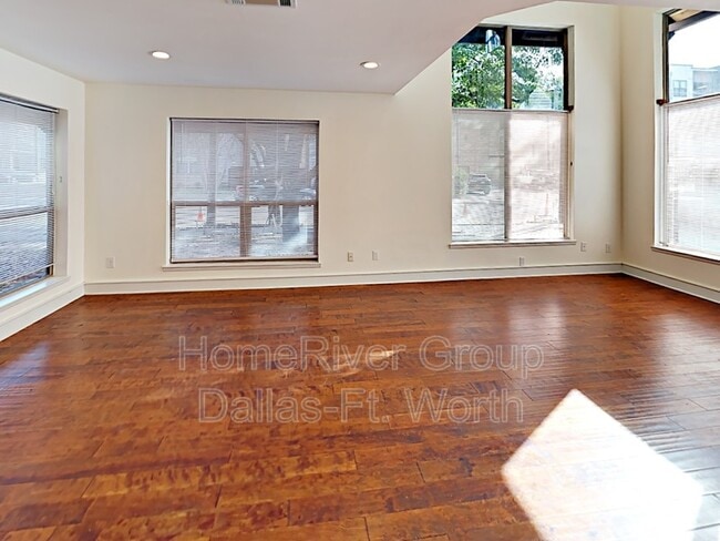Building Photo - 5025 Manett St
