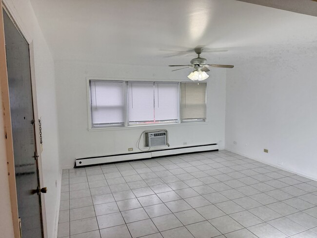 Building Photo - 255 E Oak St