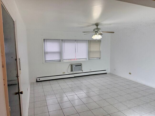 Foto del edificio - 255 E Oak St