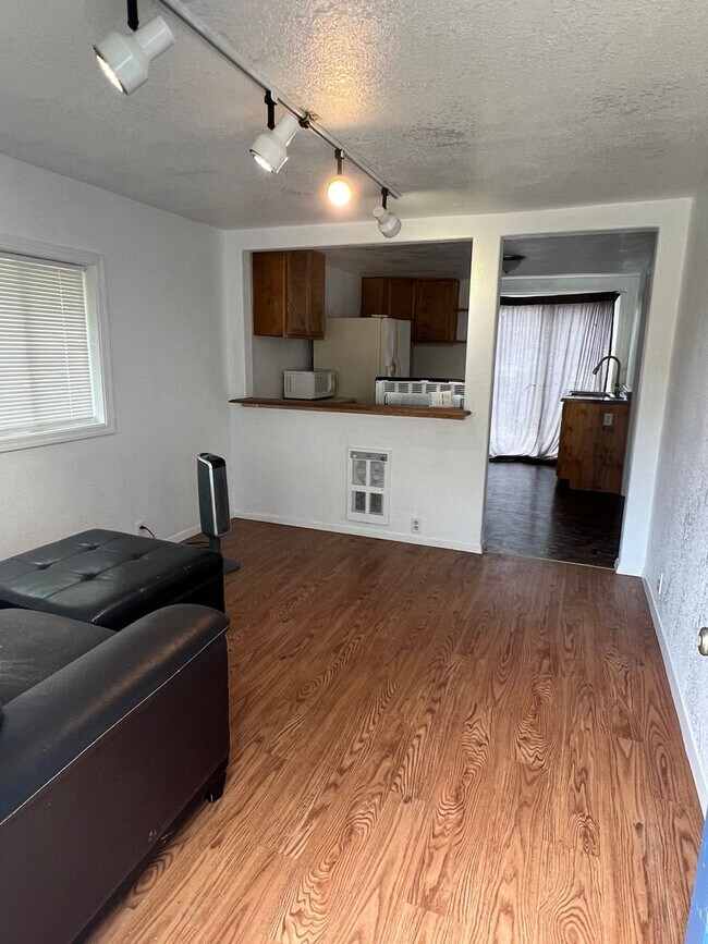 Foto del edificio - Cute 1 bedroom, 1 bath on a corner lot & c...
