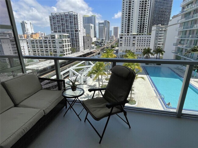 Foto del edificio - 79 SW 12th St