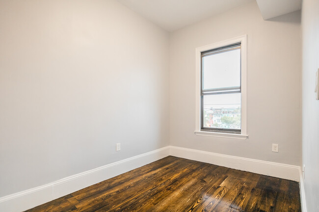 Building Photo - 342 Saratoga St