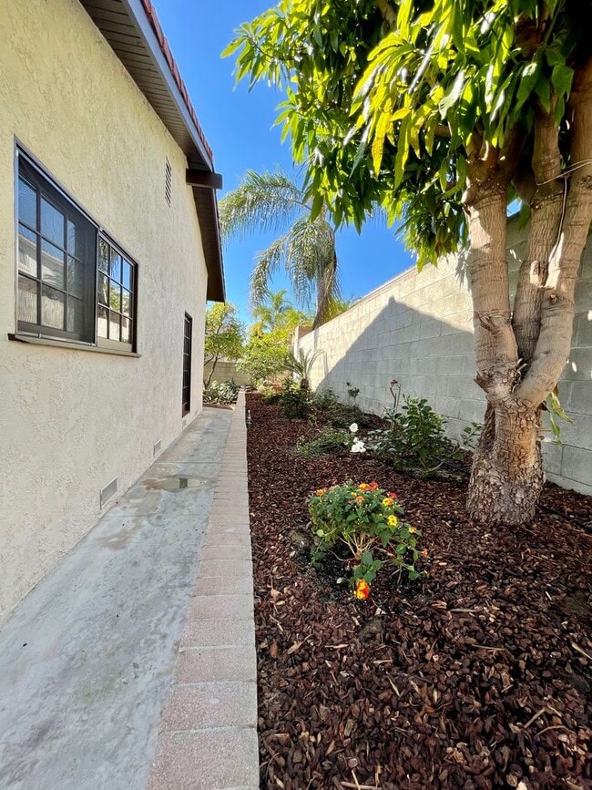 Building Photo - Torrance - 3 bd / 2 ba Home! GREAT LOCATION!!