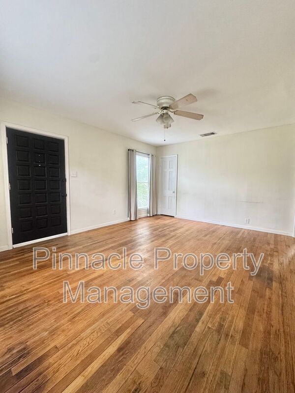 Building Photo - 421 S Van Buren St