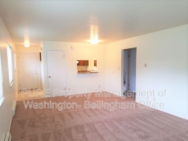 Building Photo - 1420 Lakeway Dr
