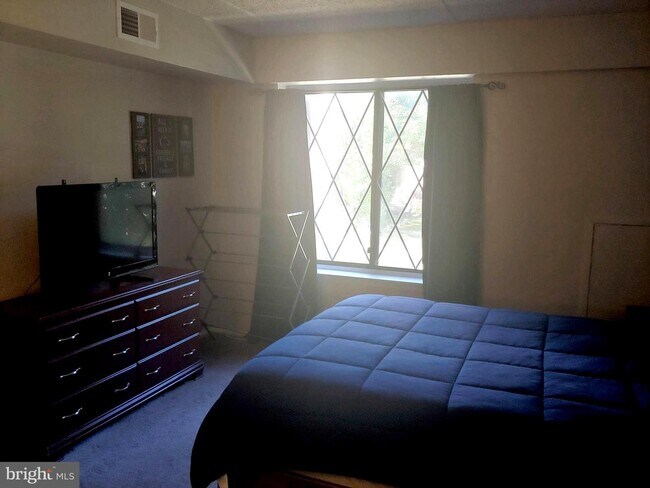 Building Photo - 5200 Hilltop Dr