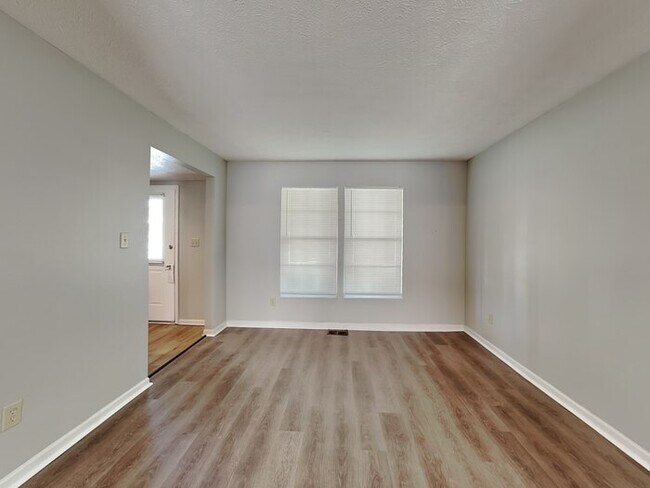 Building Photo - MOVE IN SPECIAL! 4 bed 2.5 bath with fence...