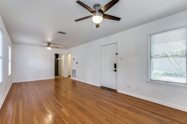 Foto del edificio - Charming Home in Alamo Heights ISD with Bo...