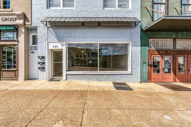 Building Photo - 423 Main St