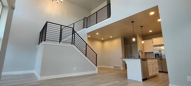 Foto del edificio - Beautiful Brand New Herriman Townhouse w/ ...