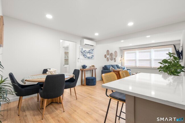 Foto del edificio - 1742 Boston Post Rd