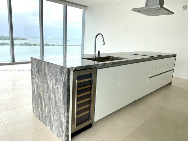 Foto del edificio - 700 NE 26th Terrace