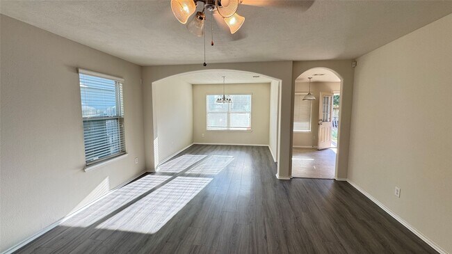 Foto del edificio - 914 Crestmont Trail Dr