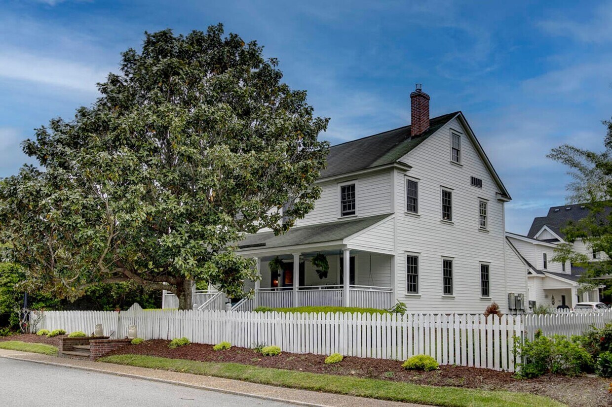 Primary Photo - Historic Downtown Manteo Farmhouse