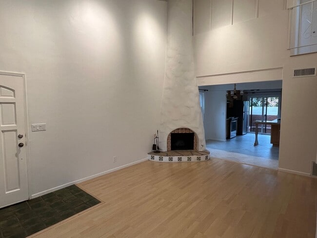 Building Photo - Spacious & Bright 3 Bedroom End Unit Condo in Prime Location