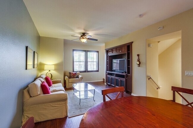 Foto del edificio - **Move in Special $1000 off 1st month's rent**Stunning 3-bed, 3.5 bath, tri-level condo w/ 2-car ...