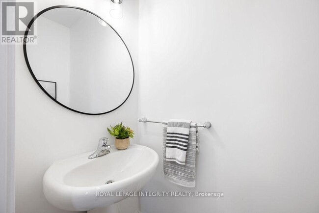 Building Photo - 182 Visor Private