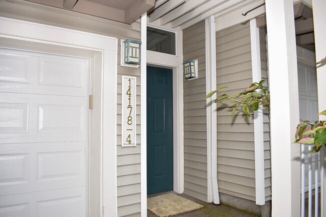 Building Photo - Gorgeous 2br/2.5ba Townhouse in Desirable ...