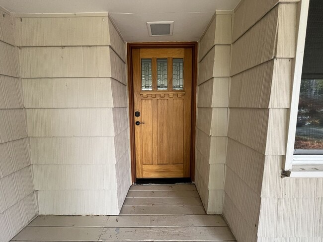 Building Photo - Beautiful 3-Bedroom Home with Remodeled Ki...