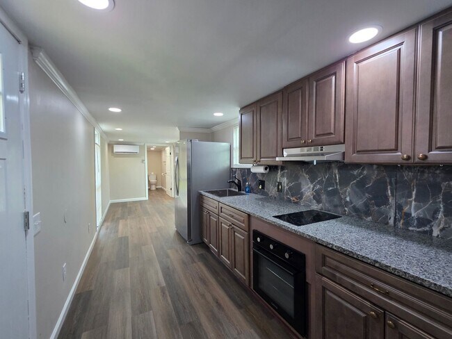 Foto del edificio - 8676 Sharon Ln