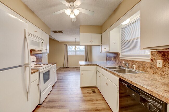 Building Photo - NO PETS ALLOWED Wonderful 2 bedroom, 2 bath duplex unit has been recently renovated. Quiet midtow...