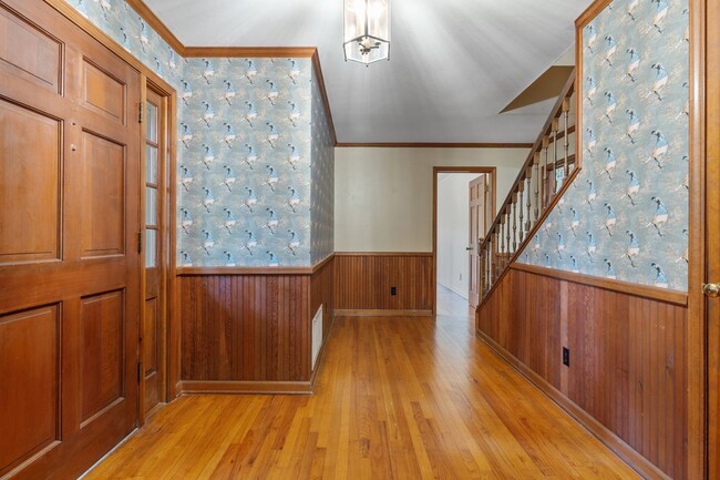 Building Photo - 819 Lake Ridge Dr