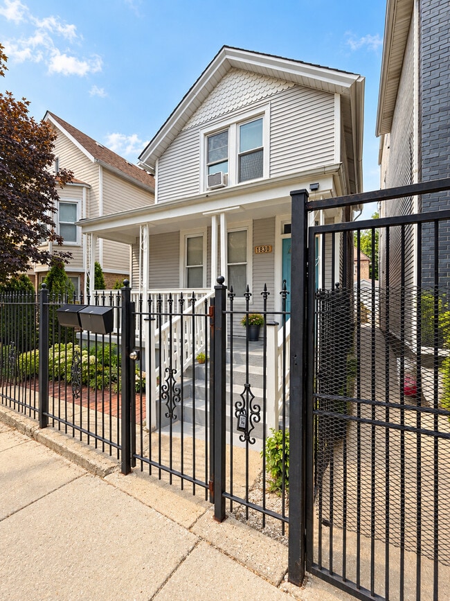 Building Photo - 1830 N Mozart St