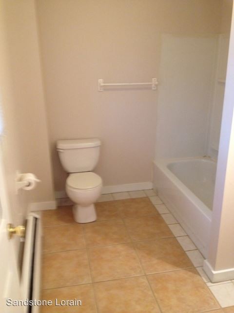 Building Photo - 870 S Main St